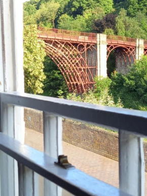 Ironbridge View Townhouse -WINNER 2025 UK 'MOST PICTURESQUE SELF-CATERING HOLIDAY HOME' & WINNER '2024 BEST HOLIDAY HOME IN SHROPSHIRE'